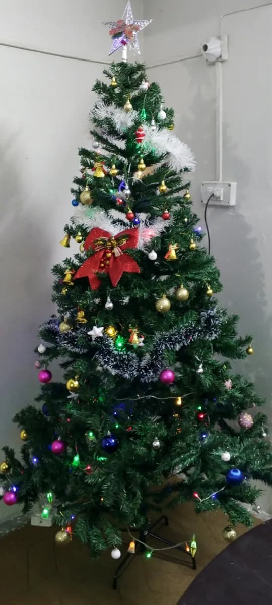 A customer's decorated 7 ft SmartShoppers Christmas tree