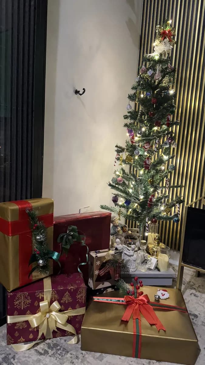A customer's decorated SmartShoppers Christmas tree with gift boxes